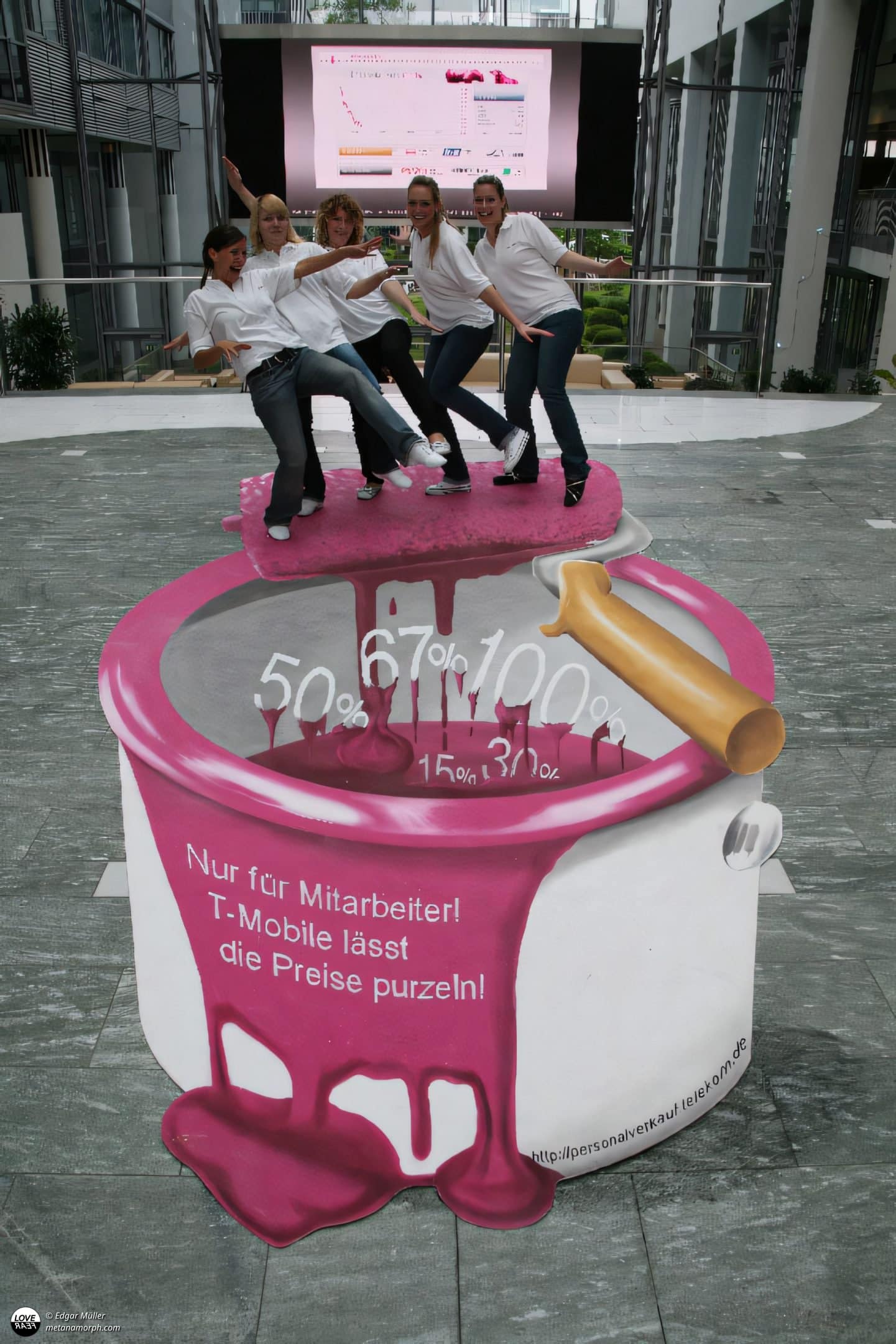 Interactive oversized paint bucket in magenta for German Telekom
