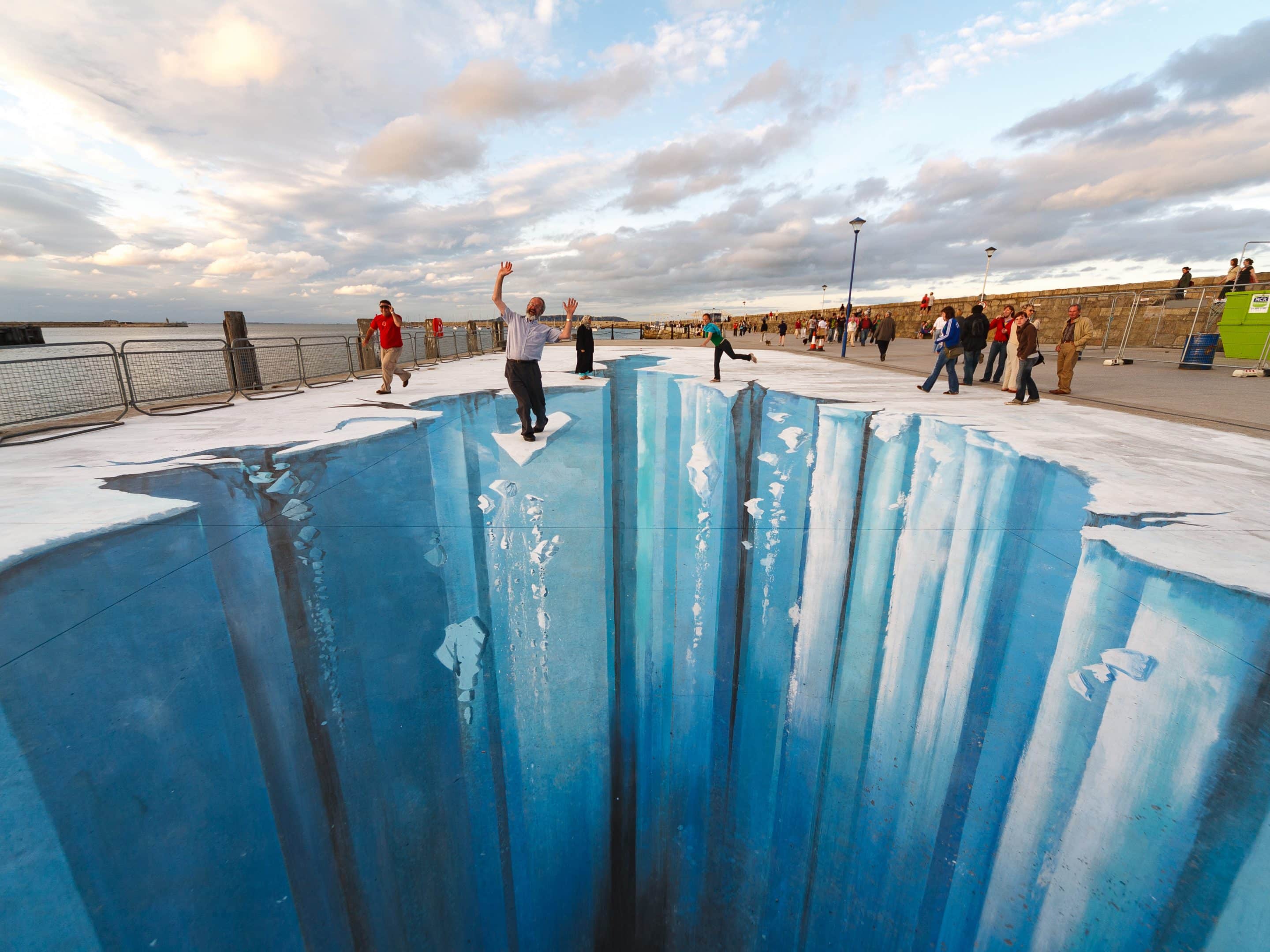Leute posieren an einer gemalten Gletscherspalte